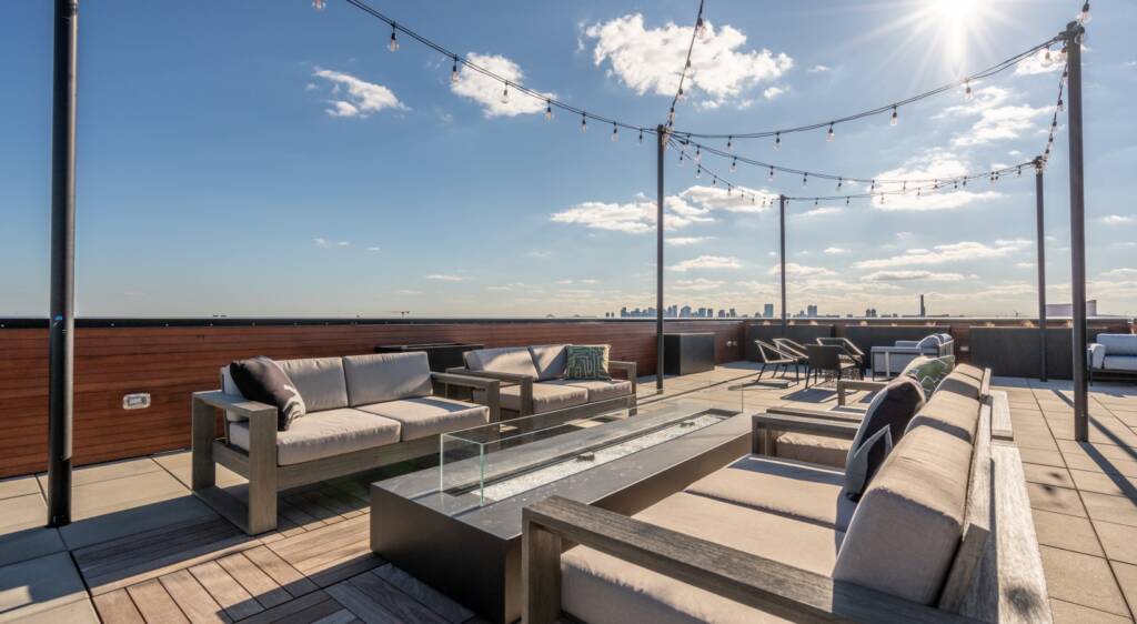 The 600 Everett roofdeck with chairs and firepit
